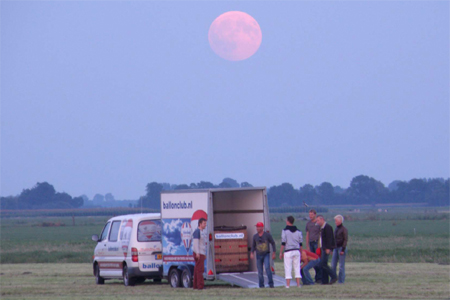 Genieten van zonsondergang tijdens inladen van de ballon