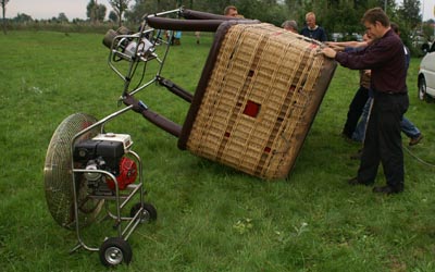 De ballonmand klaar om aangekoppeld te worden